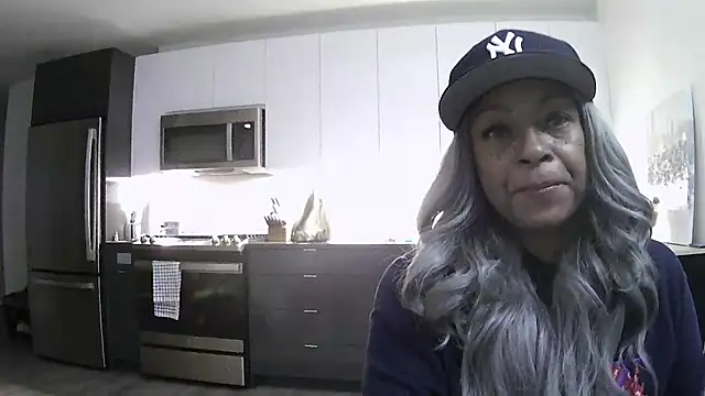 MSweetLindaParks online show from July 17, 3:35 am