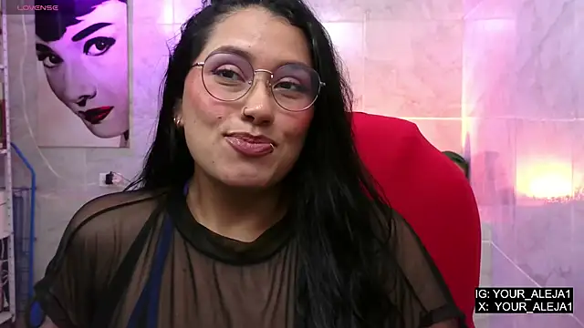Snapshot of LauraRuiz1 chatting on May 13, 4:32 am LauraRuiz1 online show from May 13, 4:32 am