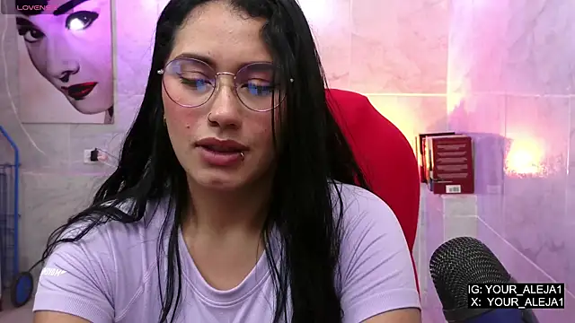 Snapshot of LauraRuiz1 chatting on May 15, 11:23 pm LauraRuiz1 online show from May 15, 11:23 pm