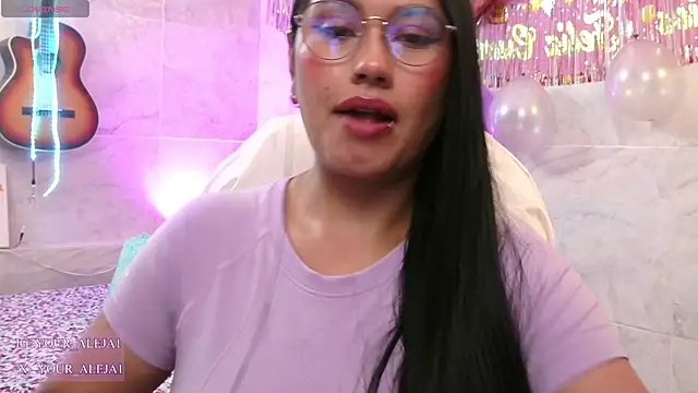 Snapshot of LauraRuiz1 chatting on June 15, 1:41 am LauraRuiz1 online show from June 15, 1:41 am