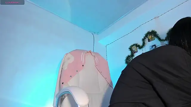 ineedmydaddy  online show from December 10, 1:11 am