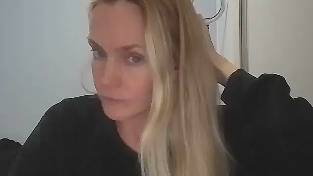 Snapshot of Annylove1 chatting on May 13, 12:08 am Annylove1 online show from May 13, 12:08 am