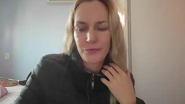 Snapshot of Annylove1 chatting on May 14, 12:23 pm Annylove1 online show from May 14, 12:23 pm