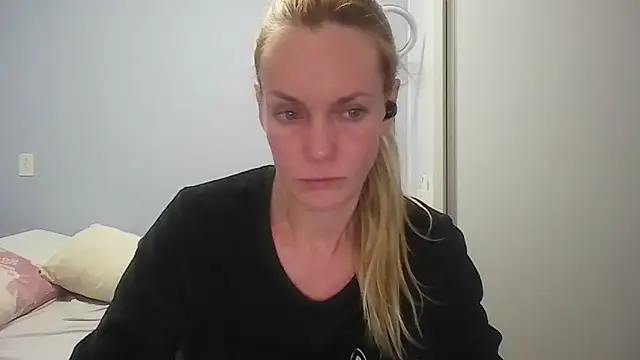 Snapshot of Annylove1 chatting on May 18, 12:18 am Annylove1 online show from May 18, 12:18 am