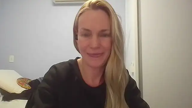 Snapshot of Annylove1 chatting on June 9, 12:44 am Annylove1 online show from June 9, 12:44 am