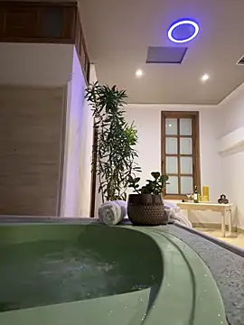 Snapshot of Hannahoff chatting on January 19, 1:21 am Hannahoff online show from January 19, 1:21 am