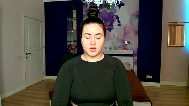 Roxie Bradley online show from February 19, 7:06 am