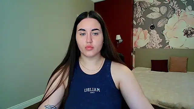 Snapshot of Roxie_Bradley chatting on June 15, 5:31 am Roxie Bradley online show from June 15, 5:31 am