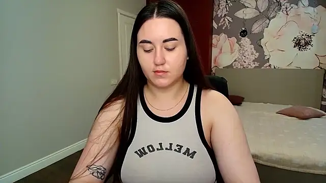 Snapshot of Roxie_Bradley chatting on June 16, 5:43 am Roxie Bradley online show from June 16, 5:43 am