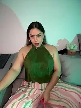 Snapshot of Im_sophiie chatting on July 19, 7:23 am Im sophiie online show from July 19, 7:23 am