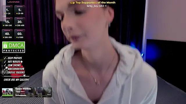 Snapshot of Lee_Loo chatting on May 19, 4:02 pm Lee Loo online show from May 19, 4:02 pm
