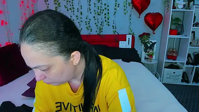 DarlingMilf online show from May 1, 6:12 pm