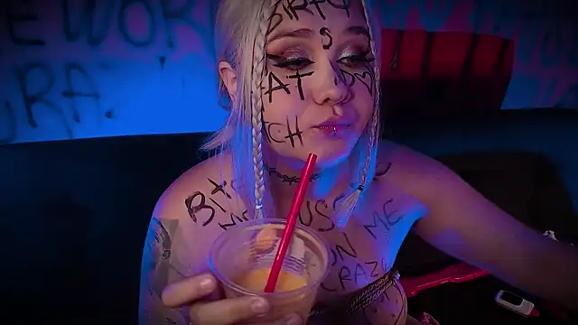 Snapshot of Laura_takint chatting on February 8, 7:05 pm Laura takint online show from February 8, 7:05 pm