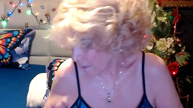 Snapshot of HappyWomanOn chatting on May 3, 9:59 am HappyWomanOn online show from May 3, 9:59 am