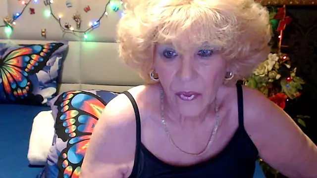 Snapshot of HappyWomanOn chatting on May 5, 9:06 am HappyWomanOn online show from May 5, 9:06 am