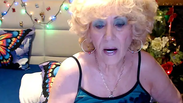 Snapshot of HappyWomanOn chatting on May 8, 8:30 am HappyWomanOn online show from May 8, 8:30 am