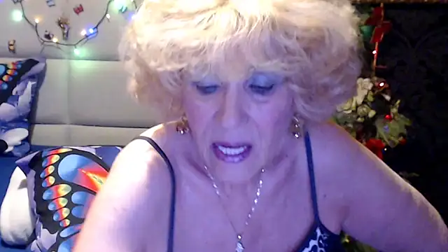 Snapshot of HappyWomanOn chatting on May 11, 6:16 pm HappyWomanOn online show from May 11, 6:16 pm