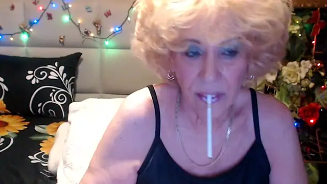 Snapshot of HappyWomanOn chatting on May 17, 9:06 am HappyWomanOn online show from May 17, 9:06 am