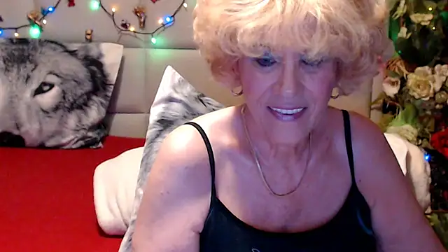 Snapshot of HappyWomanOn chatting on May 26, 9:16 am HappyWomanOn online show from May 26, 9:16 am