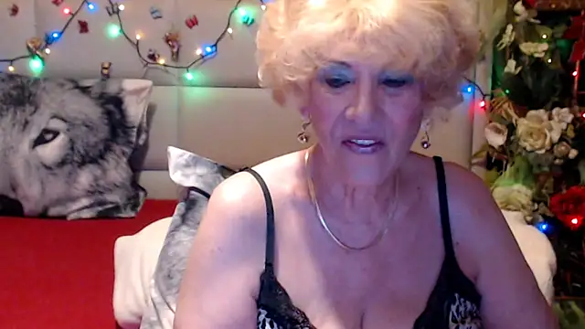 Snapshot of HappyWomanOn chatting on May 30, 9:28 am HappyWomanOn online show from May 30, 9:28 am
