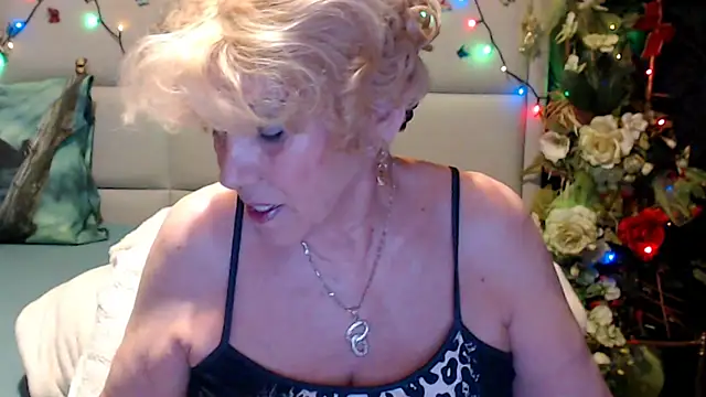 Snapshot of HappyWomanOn chatting on June 3, 6:13 pm HappyWomanOn online show from June 3, 6:13 pm