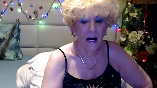 Snapshot of HappyWomanOn chatting on June 5, 8:20 am HappyWomanOn online show from June 5, 8:20 am