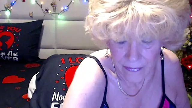 Snapshot of HappyWomanOn chatting on June 12, 6:40 pm HappyWomanOn online show from June 12, 6:40 pm