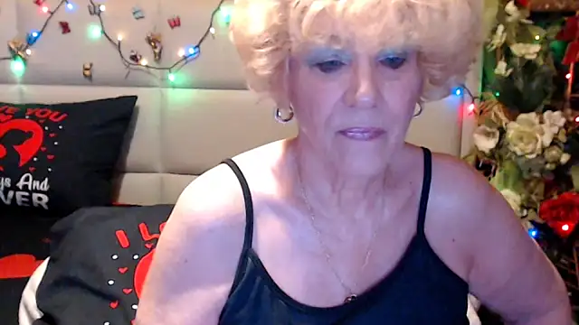 Snapshot of HappyWomanOn chatting on June 13, 9:07 am HappyWomanOn online show from June 13, 9:07 am