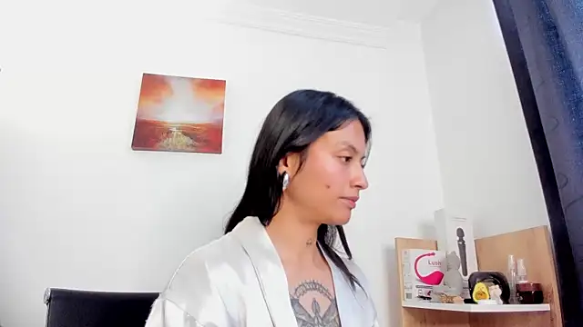 Snapshot of nia__white chatting on November 24, 6:18 pm nia white online show from November 24, 6:18 pm