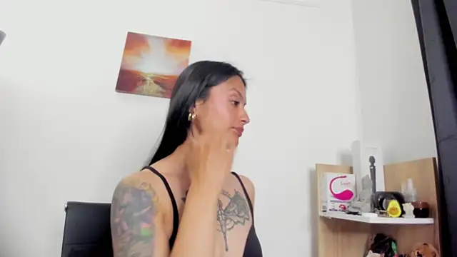 Snapshot of nia__white chatting on May 25, 1:22 am nia white online show from May 25, 1:22 am