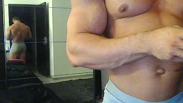Snapshot of muscularkevin chatting on September 16, 3:40 am muscularkevin online show from September 16, 3:40 am