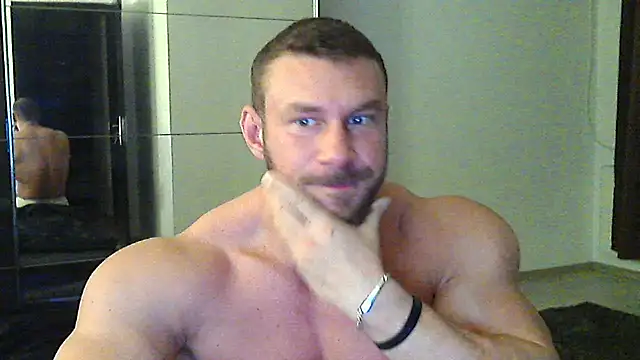 Snapshot of muscularkevin chatting on November 17, 4:18 am muscularkevin online show from November 17, 4:18 am