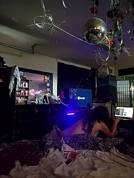 Snapshot of Hotredheadandtoungelasher chatting on December 15, 6:01 pm Hotredheadandtoungelasher online show from December 15, 6:01 pm