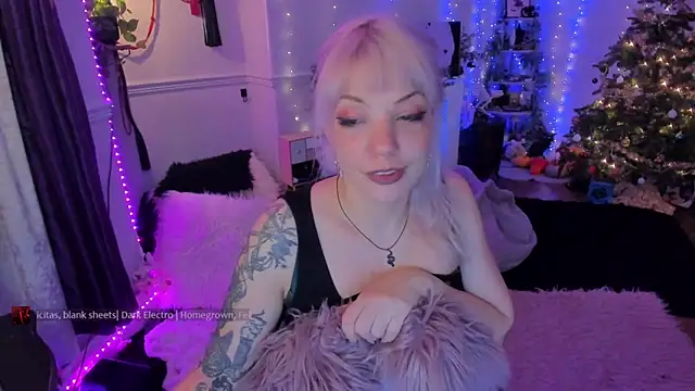 Snapshot of AliceW0lf chatting on January 12, 6:57 pm AliceW0lf online show from January 12, 6:57 pm