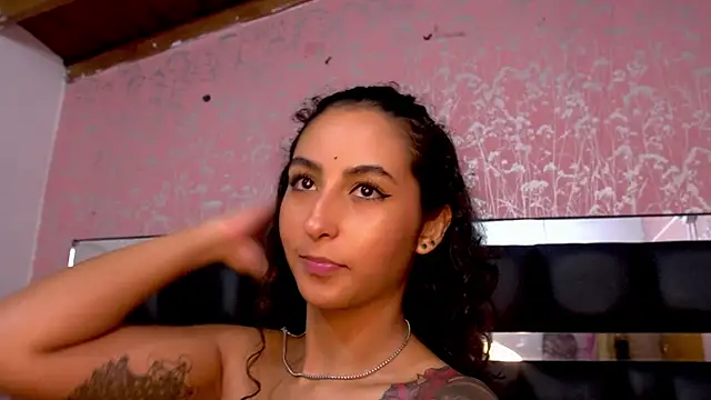 Snapshot of agatha_collins_ chatting on January 12, 1:21 am agatha collins online show from January 12, 1:21 am