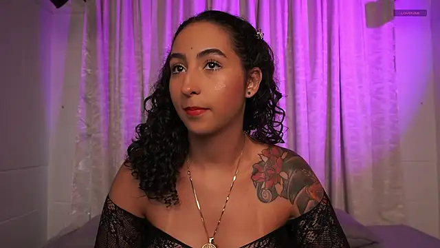 Snapshot of agatha_collins_ chatting on September 19, 7:25 pm agatha collins online show from September 19, 7:25 pm