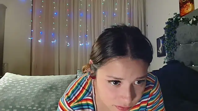 Snapshot of 3littleschoolteens chatting on November 13, 5:06 am 3littleschoolteens online show from November 13, 5:06 am