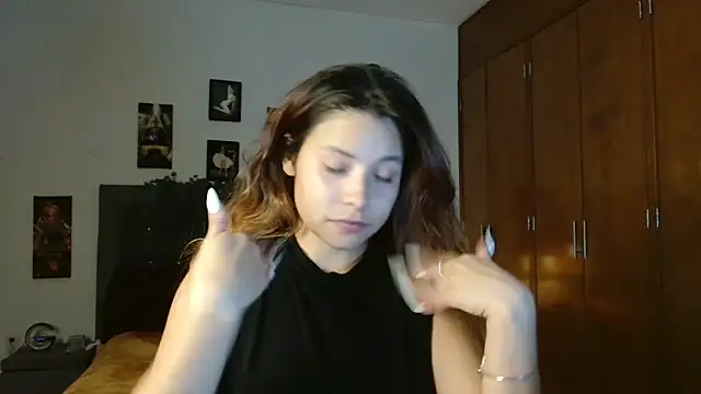 Snapshot of 3littleschoolteens chatting on November 24, 6:46 am 3littleschoolteens online show from November 24, 6:46 am