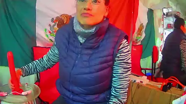 LaInsaciableIntensa online show from February 11, 7:38 pm