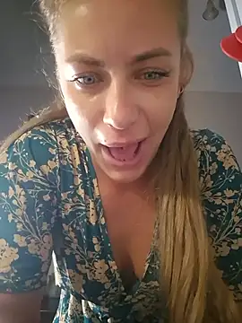 Snapshot of Keli_Jessi chatting on August 8, 8:22 pm Keli Jessi online show from August 8, 8:22 pm