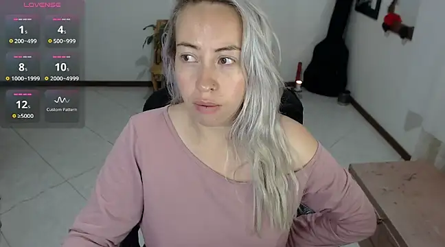 charlottezoe15 online show from December 7, 9:28 am