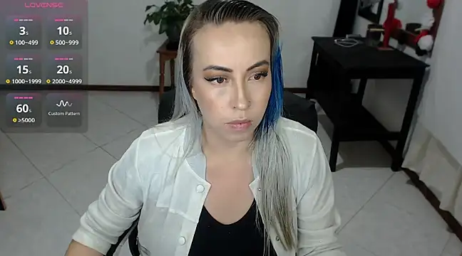 charlottezoe15 online show from March 13, 1:10 am