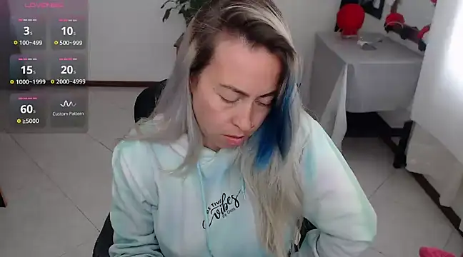 charlottezoe15 online show from March 19, 6:34 pm