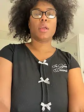 CandyLuxxxx online show from April 5, 4:15 pm