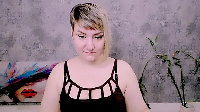 Snapshot of Djullia chatting on May 17, 5:05 am Djullia online show from May 17, 5:05 am