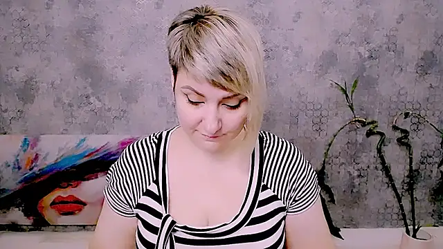 Snapshot of Djullia chatting on June 8, 6:14 am Djullia online show from June 8, 6:14 am