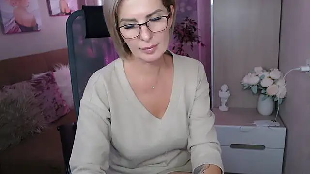 Snapshot of sensualEmilia chatting on December 7, 4:58 pm sensualEmilia online show from December 7, 4:58 pm