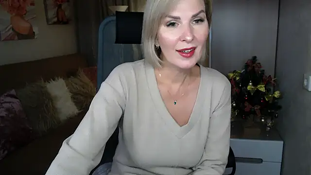 Snapshot of sensualEmilia chatting on December 15, 8:15 pm sensualEmilia online show from December 15, 8:15 pm