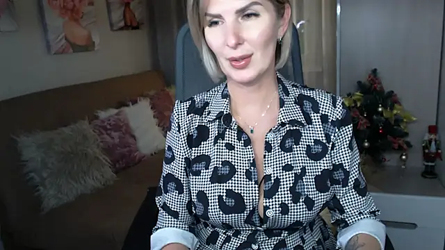 Snapshot of sensualEmilia chatting on December 17, 7:48 pm sensualEmilia online show from December 17, 7:48 pm