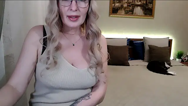 Snapshot of sensualEmilia chatting on March 9, 2:32 pm sensualEmilia online show from March 9, 2:32 pm